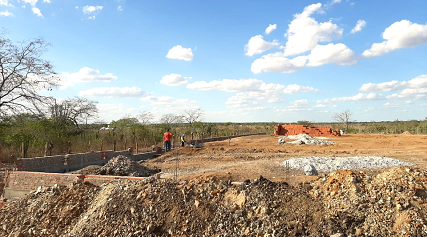 Início da construção do muro.