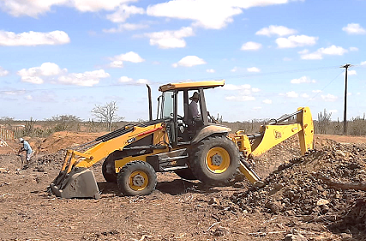 Durante a aprovação do projeto no órgão agropecuário do Estado da Bahia, o senhor Ricardo adiantou a terraplenagem e compactação do terreno para receber a futura fabrica de laticínios.