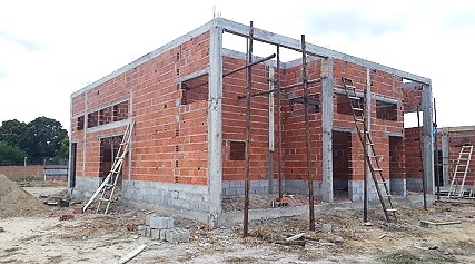 Galpão da parte da indústria se encontra com sua altura de pé direito de 4 metros.