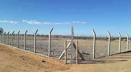 Em 23 de janeiro de 2018 o terreno já estava aterrado e alambrado com a tela.