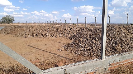 Dia 18 de janeiro de 2018, inicio da construção do alambrado e aterramento do terreno.