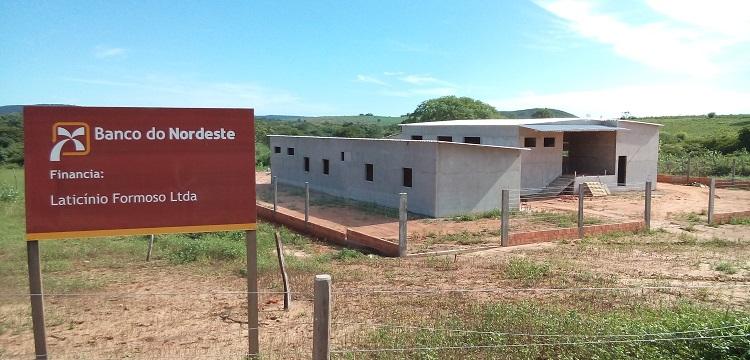 Daniele Cesano é um consultor do BID para ações de desenvolvimento de projetos sustentáveis em regiões semiáridas, atuando em regiões secas da Bahia. Ele possui vários projetos de industrialização de polpas de frutas em funcionamento em inúmeras comunidades espalhadas por vários municípios. Nessa visita, apresentamos o Laticínio Formoso, onde atuamos na implantação total da indústria.