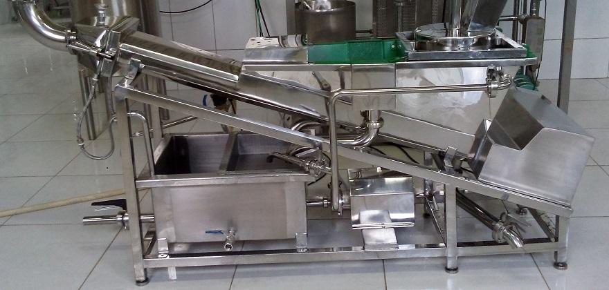 Monobloco, equipamento para processar massas filadas, fatia, fila e molda a massa, podendo ser automático pneumático ou semi automático, com capacidades de processamento de 200 a 1000 quilos de massa horas, todo o sistema de aquecimento da água com controle de temperaturas automático. 