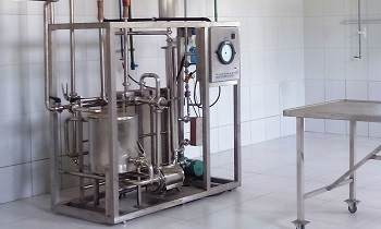 Pasteurizador de leite rápido a placas automático, realiza todo o processo de pasteurização do leite de forma precisa, controlador digital de temperatura, válvula moduladora de vapor mantendo o equilíbrio do tratamento térmico com tempo e temperatura exato no qual o leite é aquecido.  Pasteurizador de placas para Leite