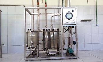 Pasteurizador rápido a placas com saída de leite para padronizadora, com capacidade de 3 mil litros hora, atende a pasteurização e resfriamento de até dez mil litros diariamente para processamento do leite pasteurizado e fabricação de diversos queijos como mussarela, coalho, minas padrão, reino, prato...  Pasteurizador de placas automático para Leite  