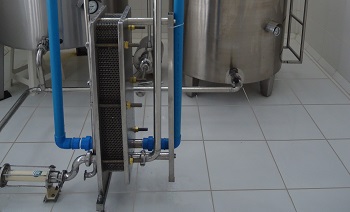 Conjunto completo de equipamentos para fabricação de iogurtes e bebidas lácteas, iogurteira, placa de refrigeração rápida, limpeza CIP, com essas maquinas temos um exemplo exato de que não é preciso ser grande para ser eficiente, tudo bem planejado o resultado final é uma linha de produtos com qualidade padronizada.  Técnico do iogurte; equipamentos, formulações e técnicas são determinantes na qualidade final do produto, com o uso cada vez mais de soro nas formulações é de suma importância uma iogurteira que ajuda na parte mecânica para manter ou melhorar sua estrutura física, com as temperatura exatas, formulação e técnicas conseguimos uma melhora na textura, na parte final do processo o controle do Ph juntamente com uma quebra suave do coagulo através do giro e espessuras corretas das ancoras de mistura, finalizando com a refrigeração rápida para manter esse Ph e padrão de qualidade, a temperatura correta de envase do produto completa esse sículo conseguindo uma incorporação e melhorias na textura recuperando as perdas da quebra mecânica.