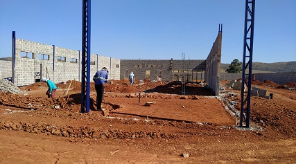 Construção do galpão de industrialização do leite.